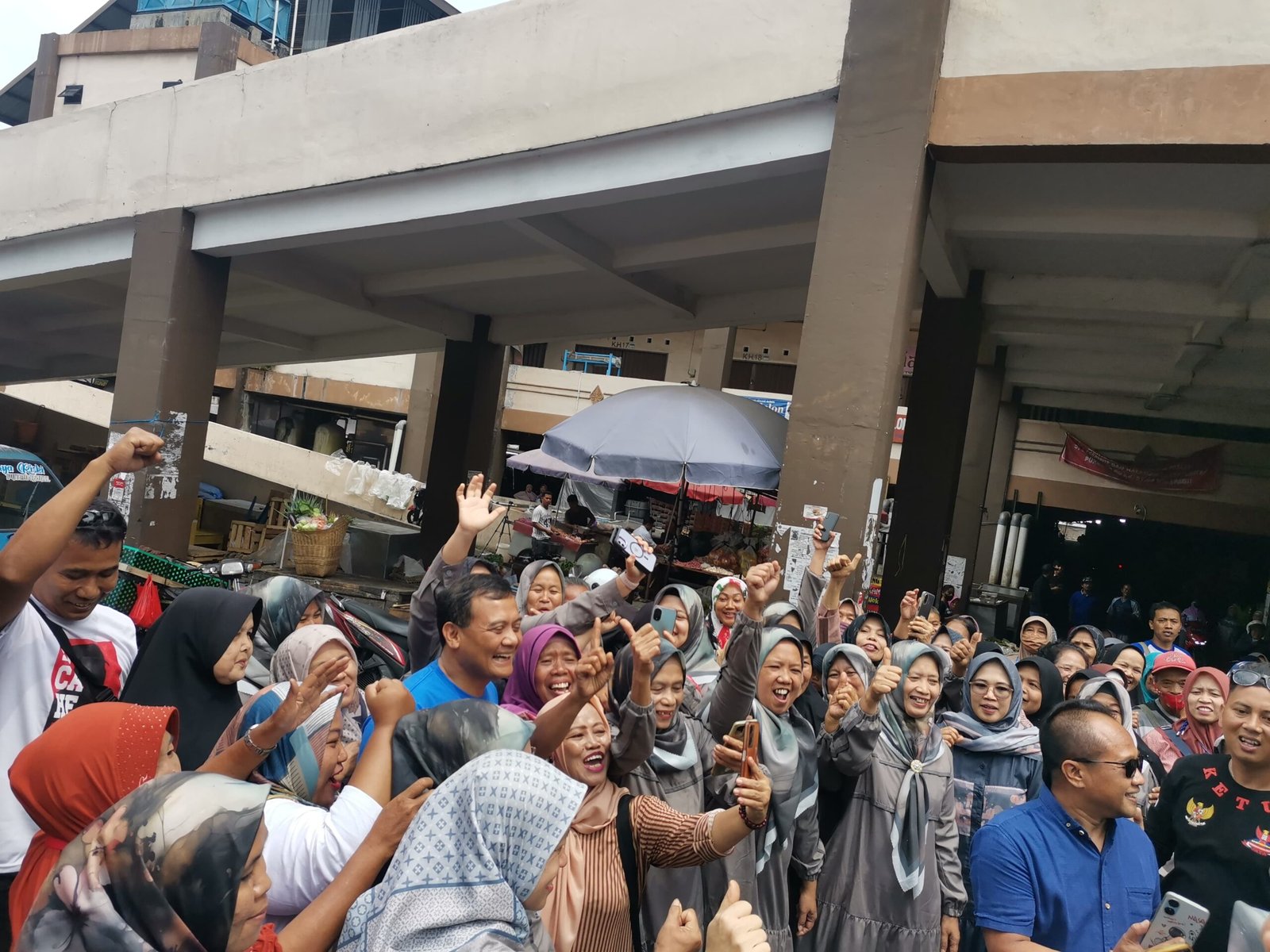 Pilkada Jateng 2024: Pedagang Pasar Muntilan Dukung Ahmad Luthfi