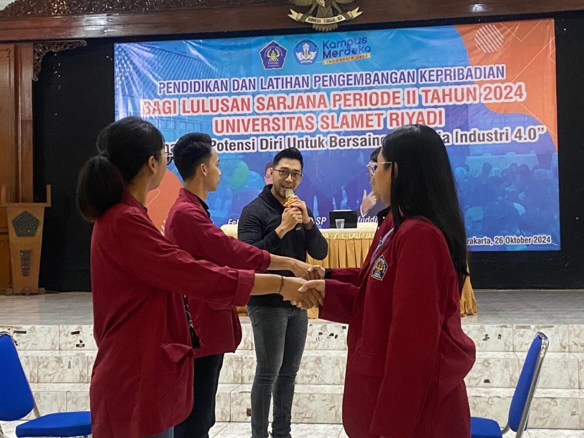 Beri Pembekalan 777 Calon Wisudawan Unisri, Rektor Sutoyo Pesan 3 Hal : Adaptif, Inovatif, dan Komunikatif