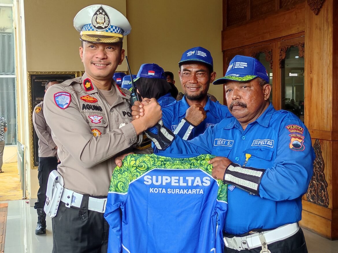 Ramadan Berkah, Polresta Solo Bagikan Kaus dan Santunan ke Supeltas